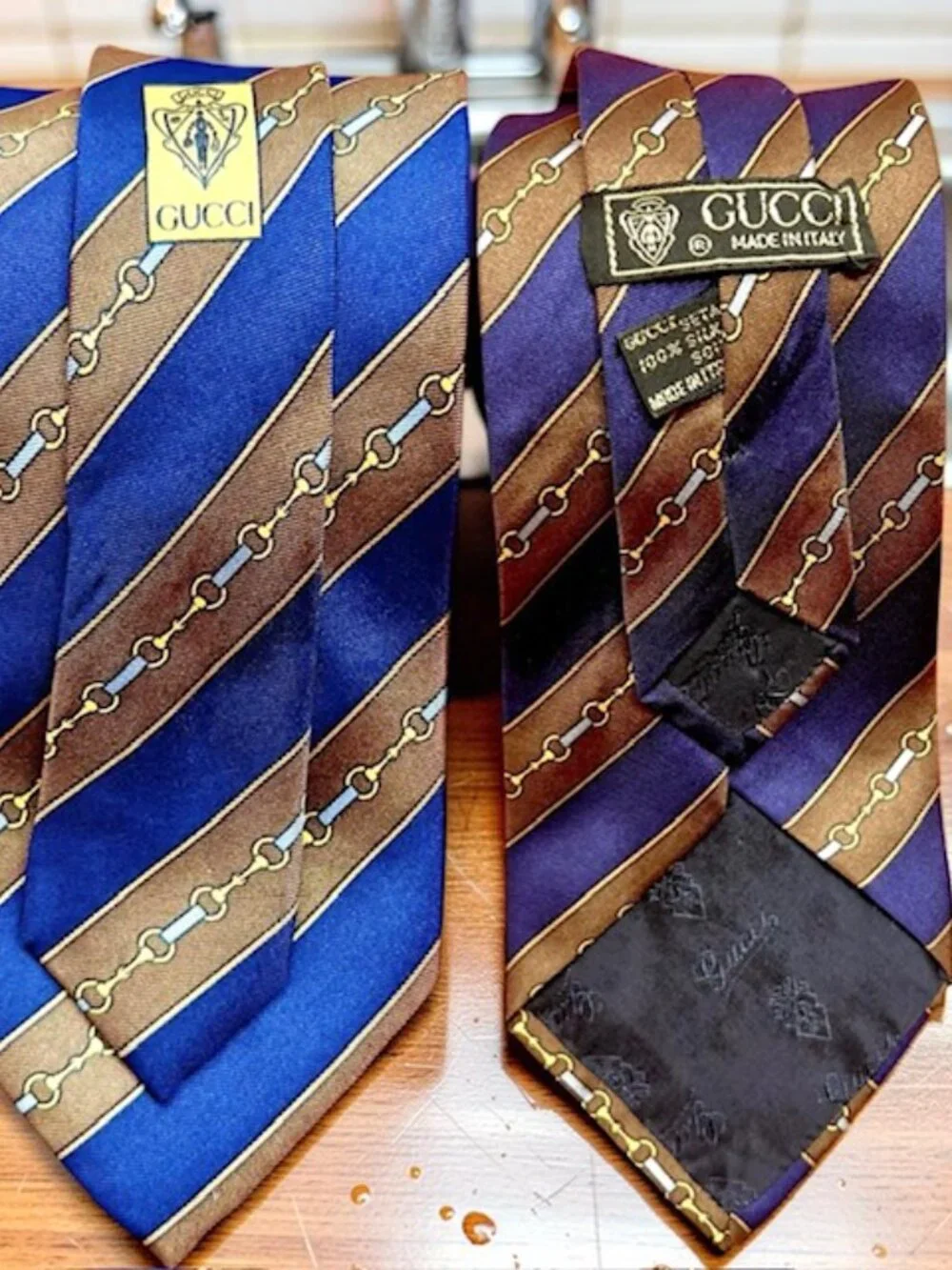 Classic Smooth Gucci Neck-Tie 100% silk blue brown gold striped, Italy Made ( 42